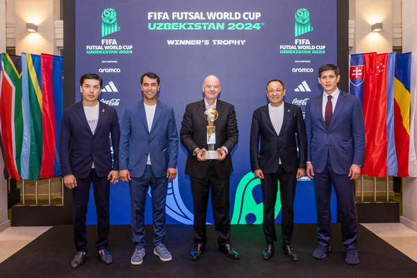 Узбекистану передали Кубок Чемпионата мира по футзалу