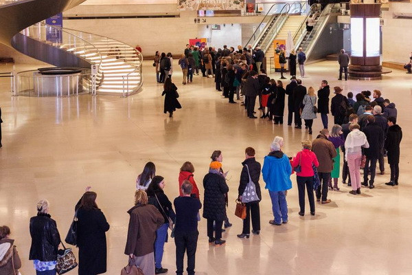 На выставку Узбекистана в Лувре выстроилась огромная очередь