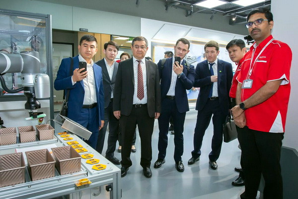Delegation from Uzbekistan discussed prospects of cooperation with the founder of UCSI University in Malaysia and conducted a meeting with compatriots
