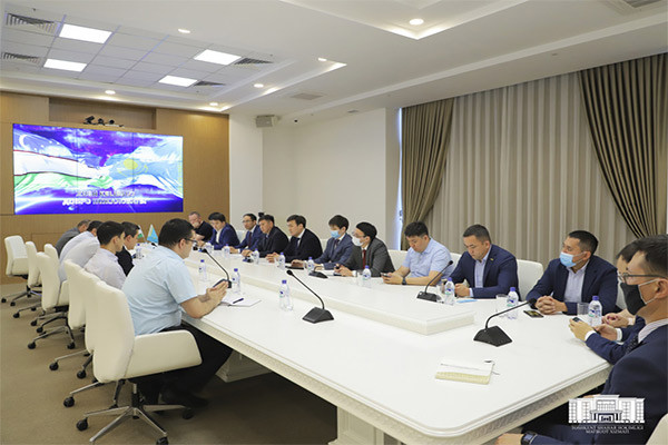 A meeting with the delegation of Kazakhstan takes place at the khokimiyat of Tashkent