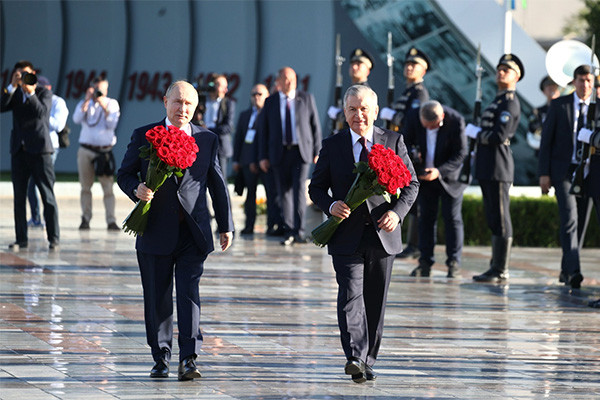 Владимир Путин и Шавкат Мирзиёев возложили цветы к мемориалу «Ода стойкости»