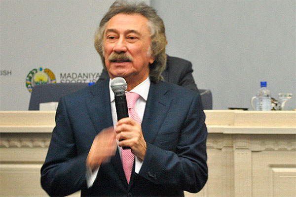 Алмазбек Атамбаев наградил Фарруха Закирова орденом «Достук»
