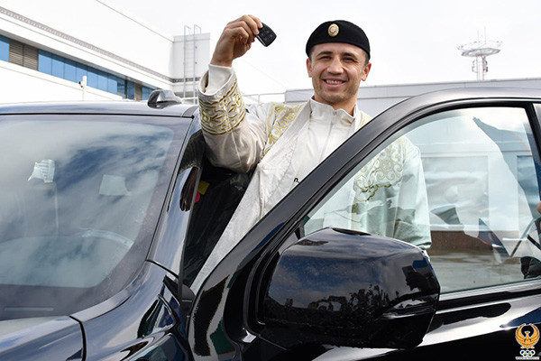 President of Uzbekistan presents Israil Madrimov with a Chevrolet Tahoe