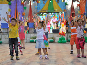 Дети танцуют с «Аладдином»