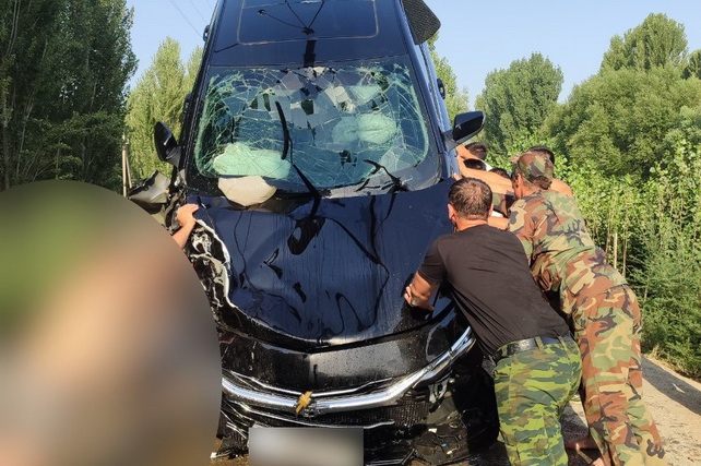 В Ферганской области автомобиль упал в канал — обошлось без пострадавших
