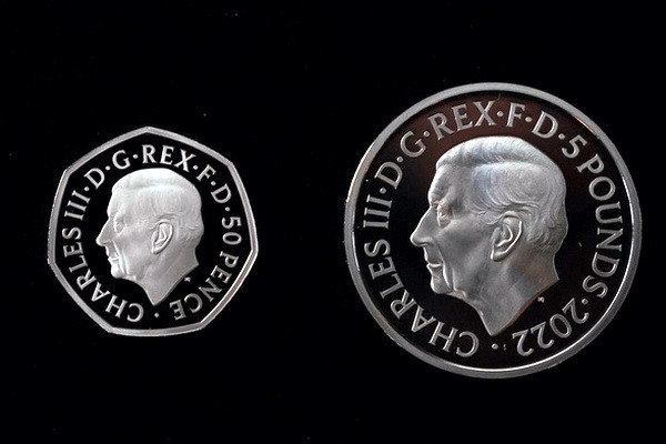 В Великобритании представили первые монеты с изображением Карла III