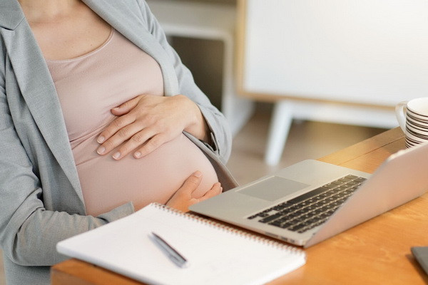 Установлен порядок выплаты государством пособия по беременности и родам работницам частных организаций