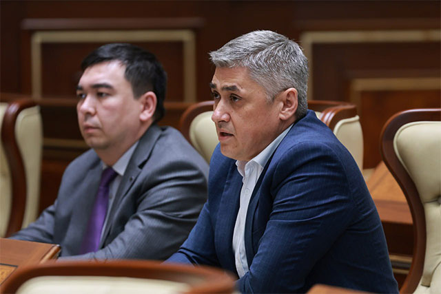 Сенат одобрил закон об обязательном тестировании мигрантов и граждан Узбекистана на ВИЧ и туберкулёз