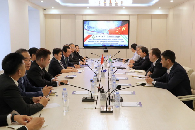 Delegation from China Electronic Commerce Chamber Visits Uzeltekhsanoat Association