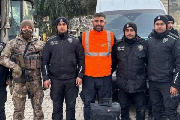 В турецком Хатае сотрудник муниципалитета обнаружил под завалами сумку с 4 млн долларов