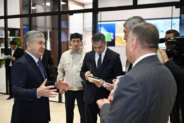 Мирзиёев ознакомился с Центром цифрового управления Алмалыкского комбината