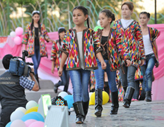 Children defile of national costumes takes place in Tashkent