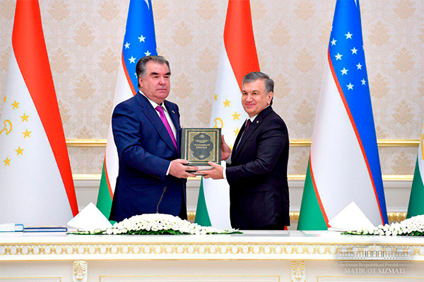 Президент Таджикистана подарил Шавкату Мирзиёеву книгу «Чашмаи хирад»