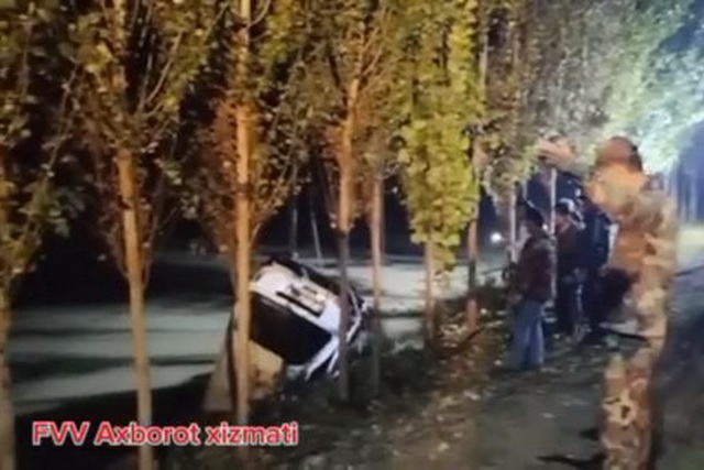 Спасатели МЧС извлекли автомобиль, упавший в канал Ферганы