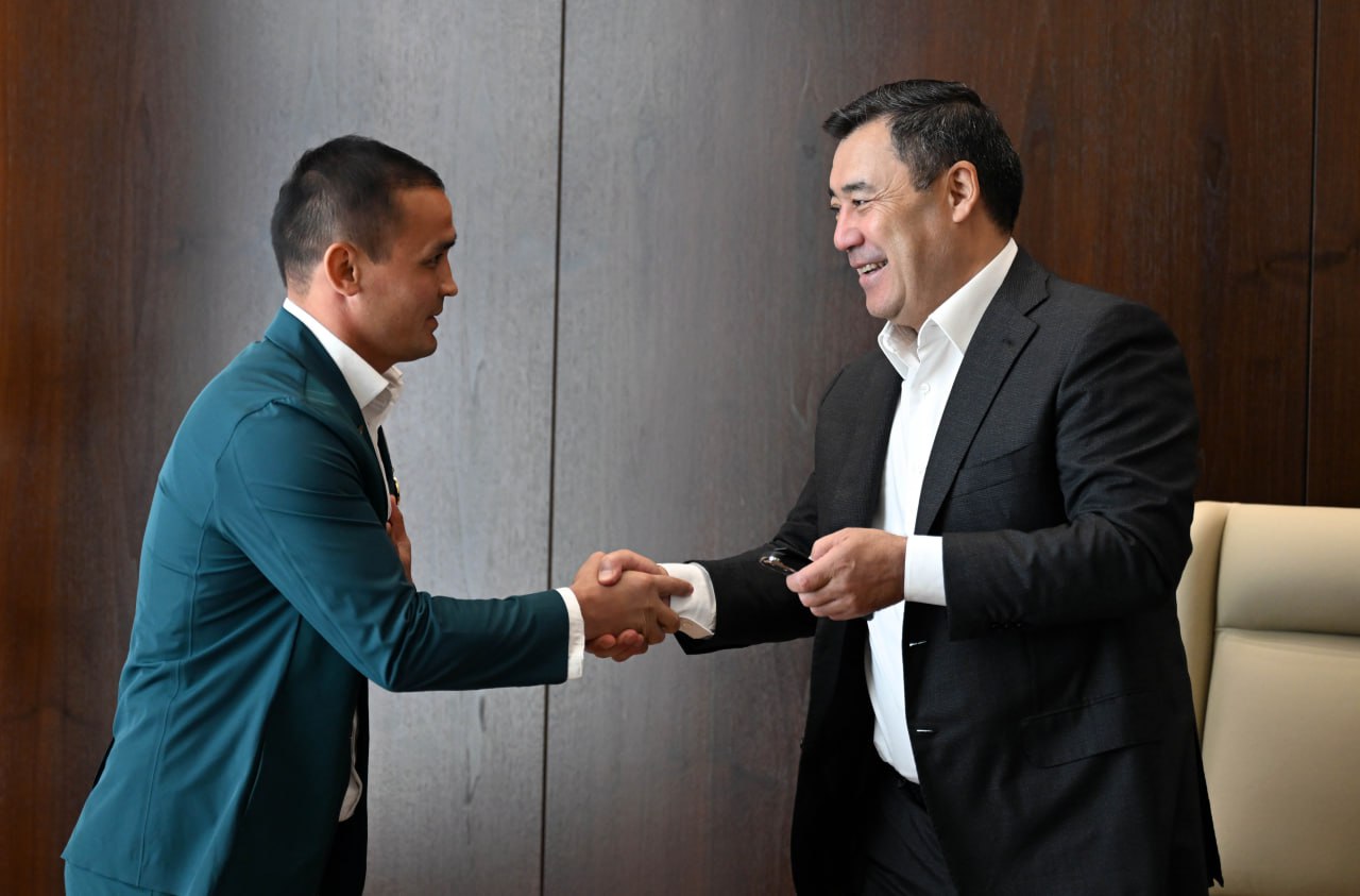 President of Kyrgyzstan gifts car to Uzbek boxing coach