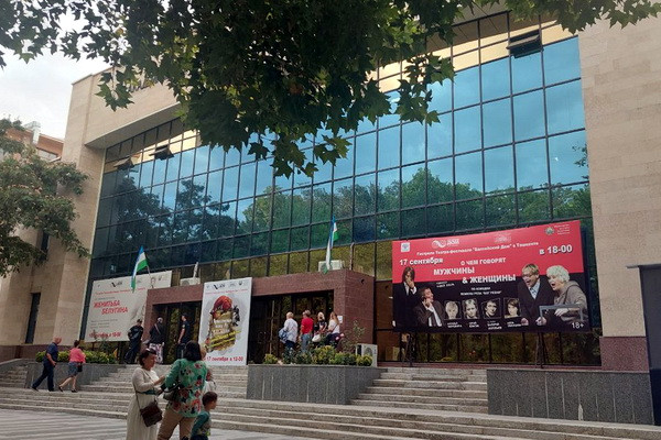 A theater from St. Petersburg presented performances for adults and children in Tashkent