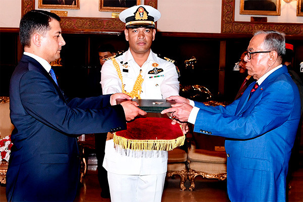 Ambassador of Uzbekistan presents credentials to President of Bangladesh