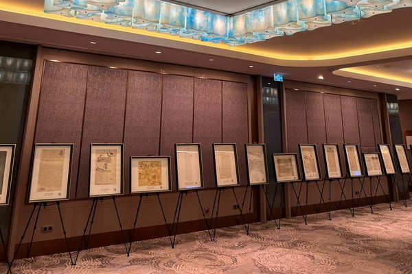 Фондом TURKTAV были переданы оригинальные рукописи в библиотеку Международного университета «Шёлковый путь»