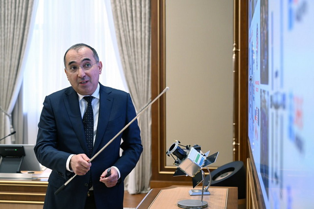«Узбеккосмос» представил Шавкату Мирзиёеву модели спутников дистанционного зондирования Земли