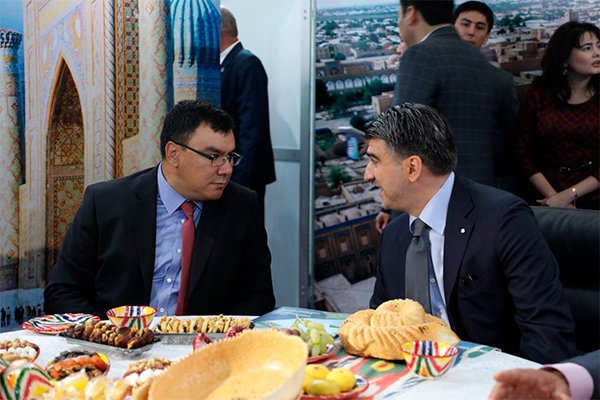 Азиз Абдухакимов провел встречу с представителем Vinci Construction Grands Projects