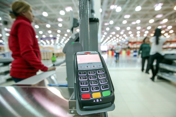 Korzinka будет обналичивать деньги с карт на кассах