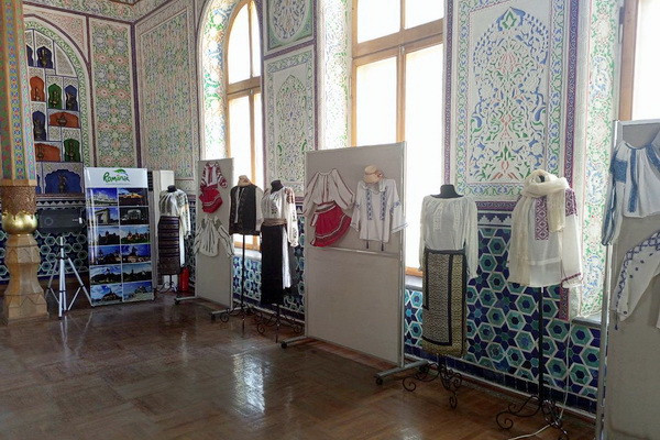 В Ташкенте отметили День румынской блузки