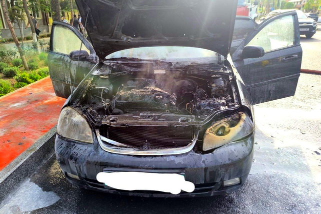 В Ташкенте загорелся автомобиль на улице Шота Руставели