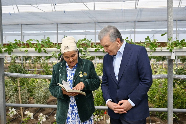 Шавкат Мирзиёев наградил 73-летнюю фермершу из Хорезма за вклад в развитие сельского хозяйства