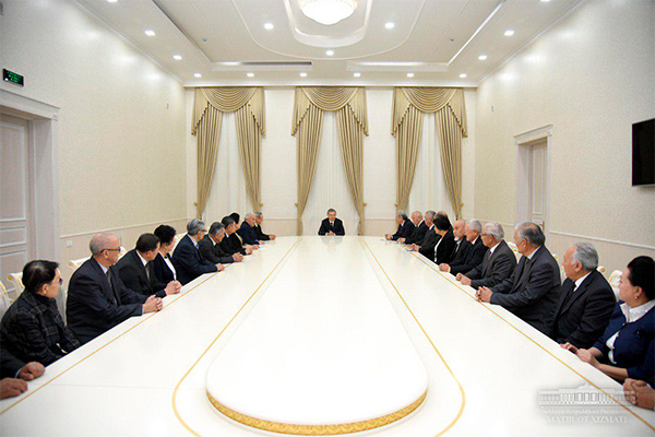 Shavkat Mirziyoyev talks with aksakals