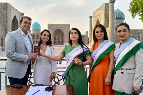 Пара из США поженилась на площади Регистан