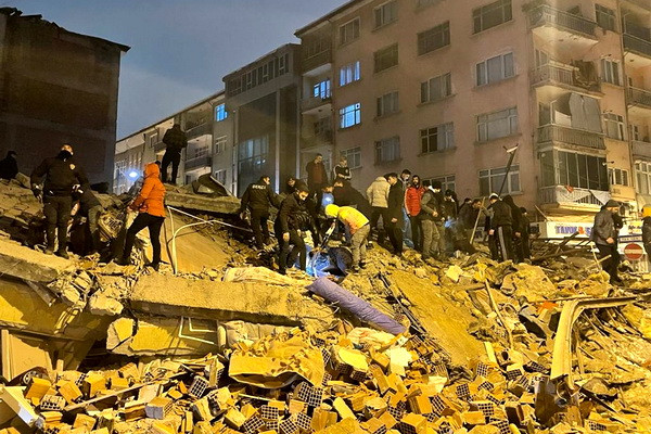 В Турции произошло мощное землетрясение: объявлен самый высокий уровень тревоги