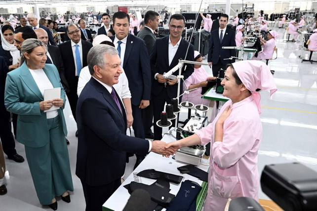 Президент посетил новое предприятие текстильного кластера «Ифтихор кийим саноат»