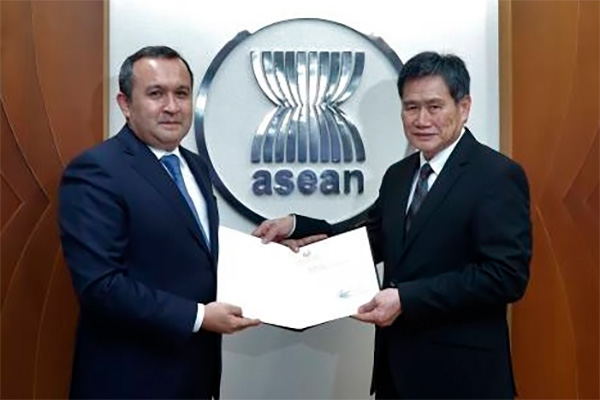 Uzbek Ambassador presents his credentials to the ASEAN Secretary General