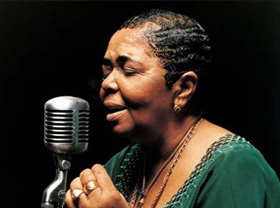 Певица Сезария Эвора вручит гранты юным дарованиям Узбекистана