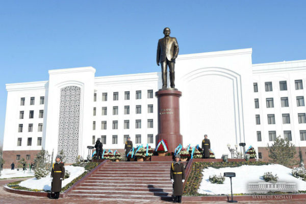 В Карши открыт памятник Исламу Каримову