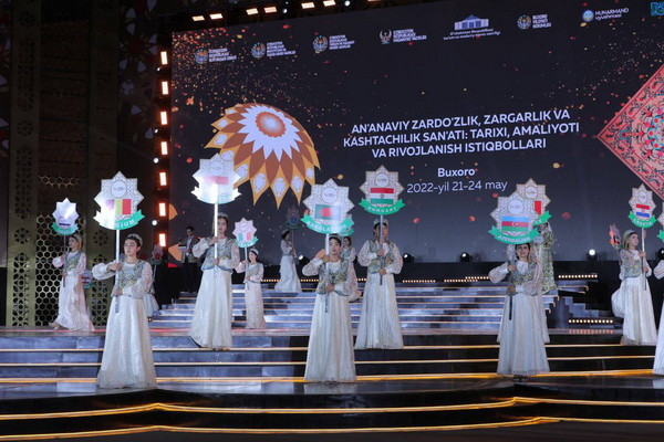 В Бухаре проходит официальная церемония закрытия «Фестиваля золотошвейного и ювелирного искусства 2022»