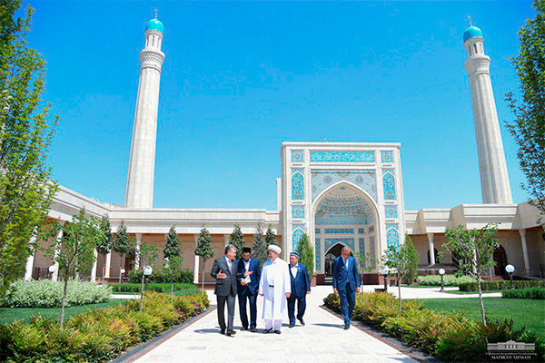 Uzbek leader pays visit to new mosque in Tashkent