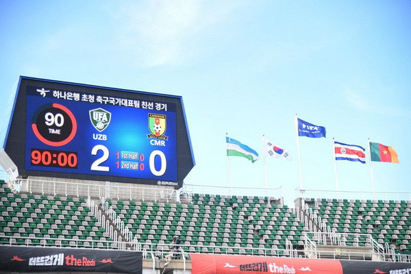 National team of Uzbekistan defeats Cameroon
