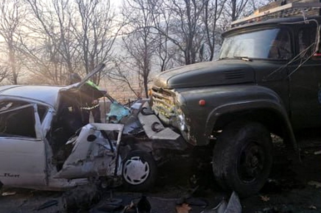 В Джизакской области при столкновении Matiz с грузовиком погибли три человека