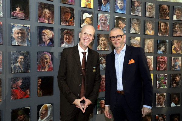 Портреты тысячи друзей: Beeline Uzbekistan поддержал выставку художника Рональда Кляйера