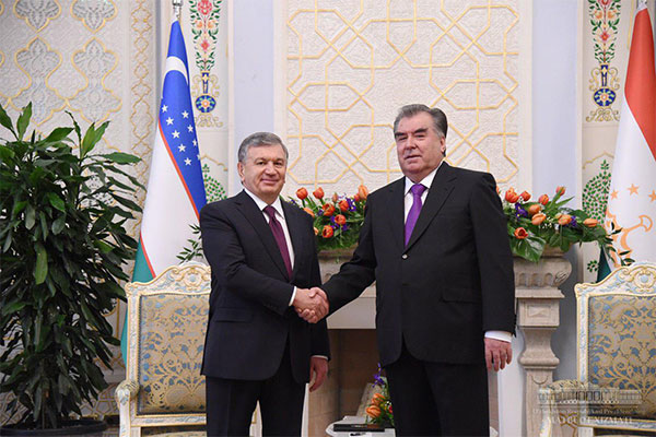 Президенты Узбекистана и Таджикистана начали переговоры
