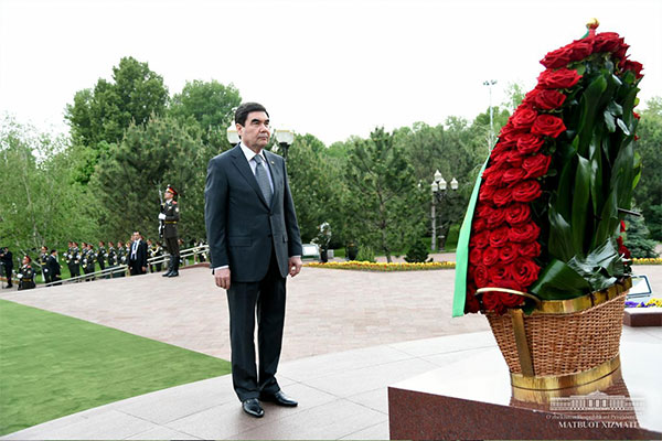 Президент Туркменистана возложил цветы к монументу Независимости и гуманизма