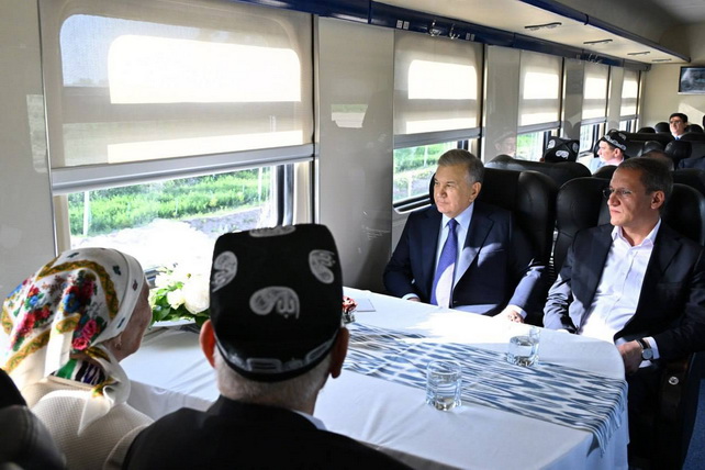 Президент дал старт обновлённому маршруту Ургенч – Хива