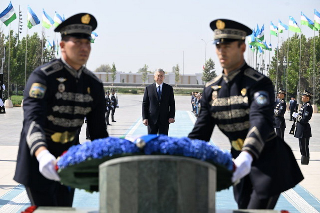 Shavkat Mirziyoyev Mustaqillik monumentiga gulchambar qo‘ydi