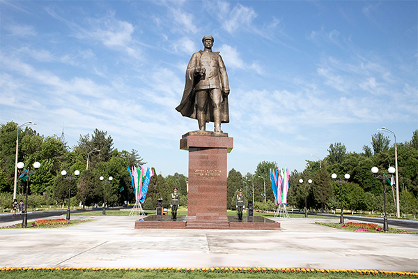 Памятник Сабиру Рахимову установлен на свое историческое место