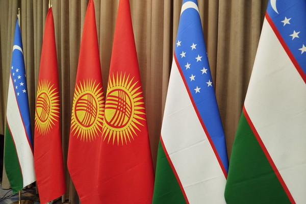 Президент Узбекистана присвоил почетные звания артистам из Кыргызстана