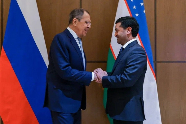 Главы МИД Узбекистана и РФ провели телефонный разговор