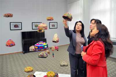 Открылась выставка «Вышивала я тюбетейку шелковыми и золотыми нитями...»