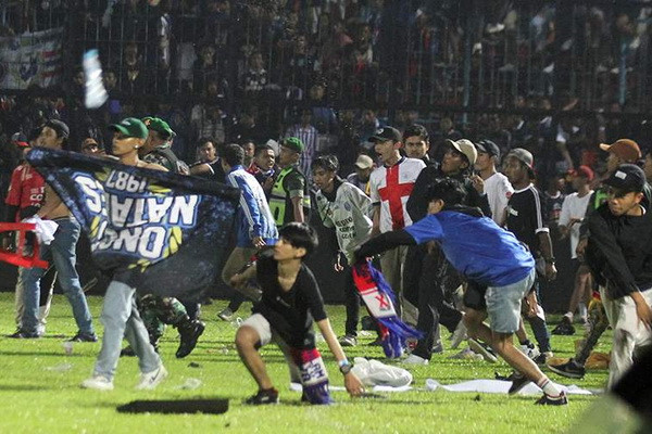 130 человек погибли на стадионе после матча чемпионата Индонезии по футболу