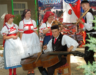 В Узбекистан прибыла фольклорная группа Родничок